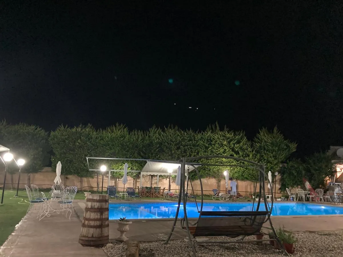 Sezar'S Aparthotel Qeparo