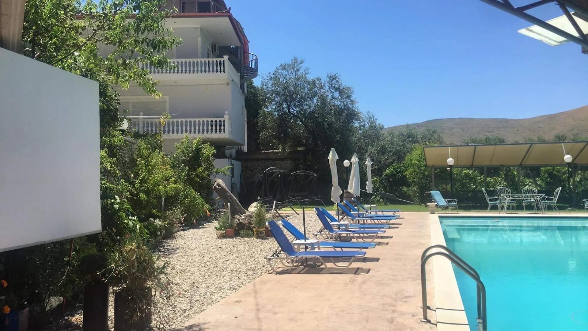 Sezar'S Aparthotel Qeparo