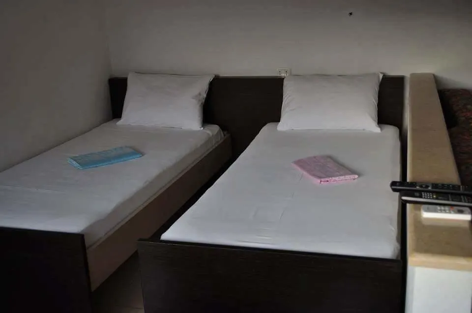 Sezar'S Aparthotel Qeparo