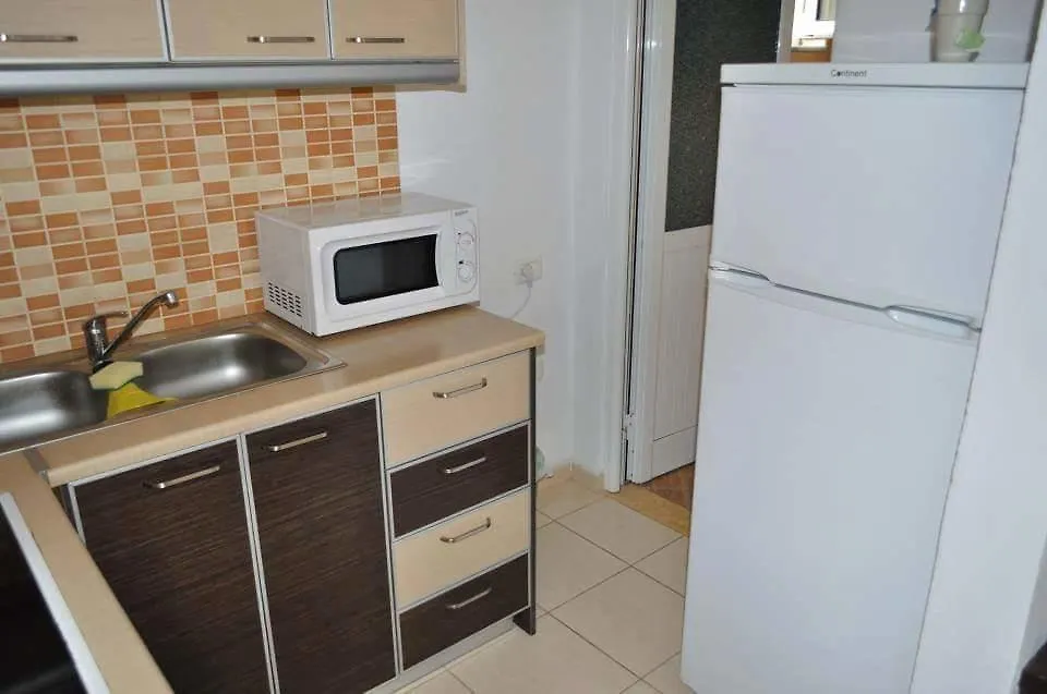 Sezar'S Aparthotel Qeparo