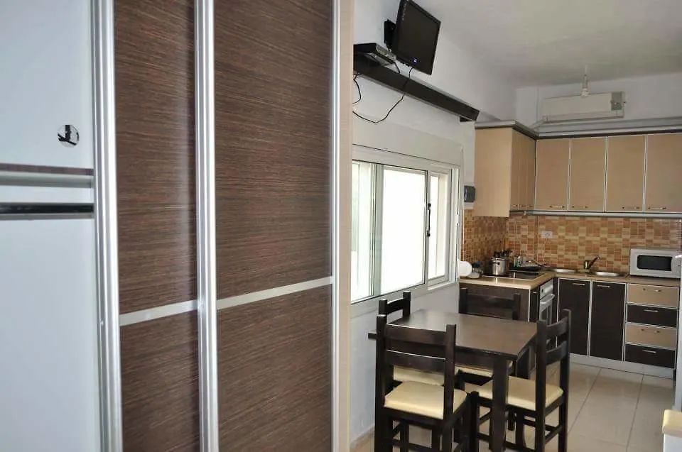 Sezar'S Aparthotel Qeparo